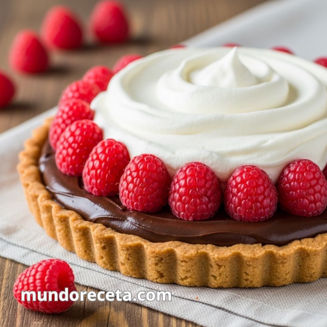 Tarta de chocolate y frambuesas con base de galleta