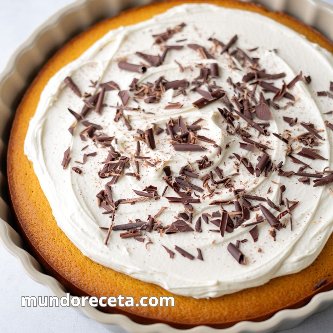 Bizcocho de naranja con crema de queso y ralladura de chocolate