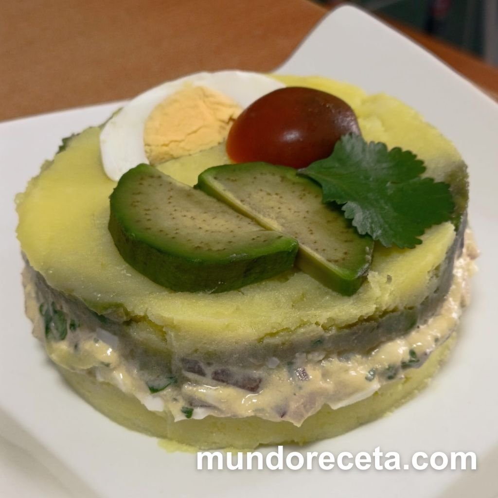Aprende a preparar la auténtica causa limeña peruana con esta receta fácil y detallada. Un plato frío de patata y pollo con el toque perfecto de ají amarillo