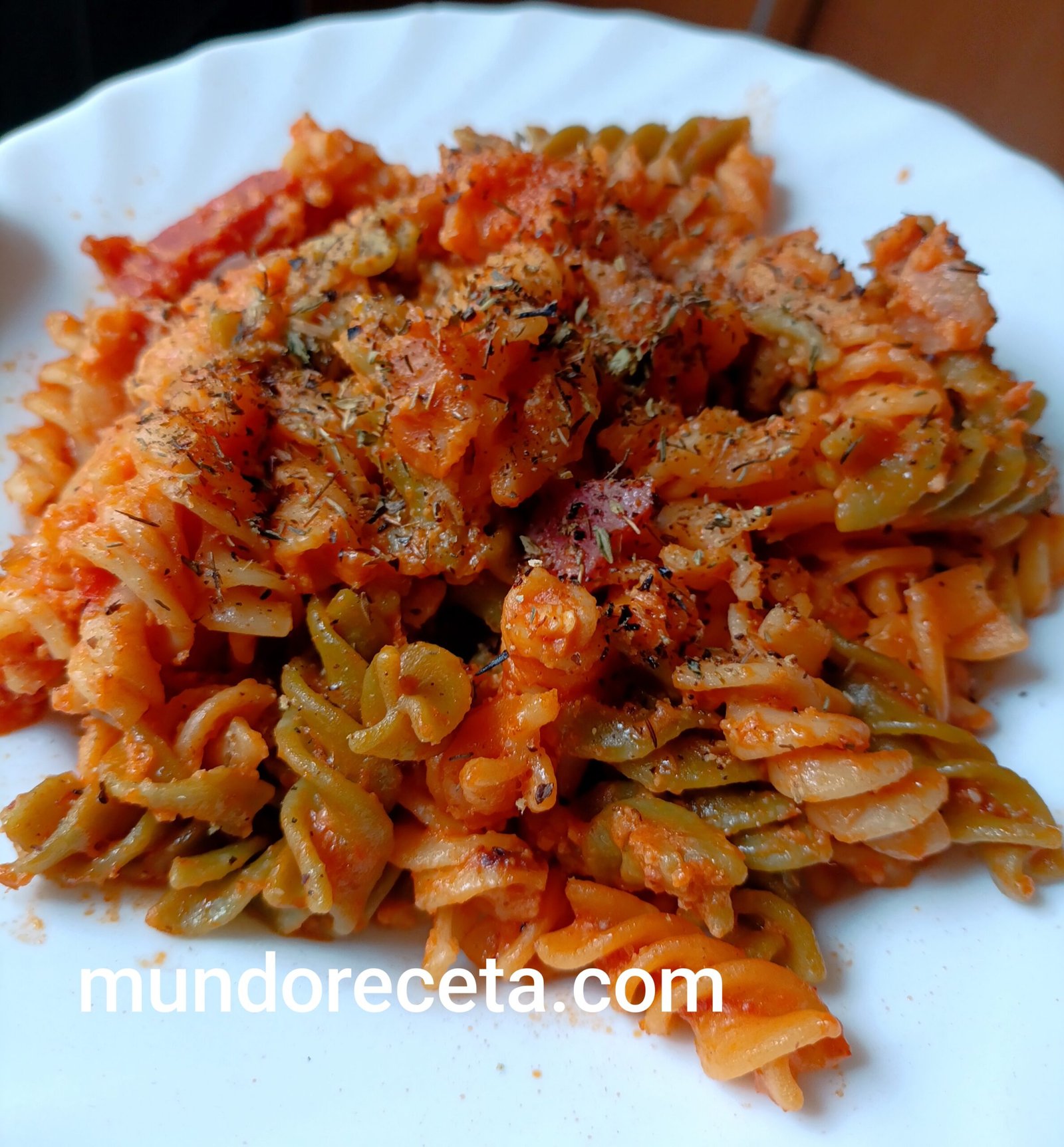 Espirales de pasta con tomate y queso